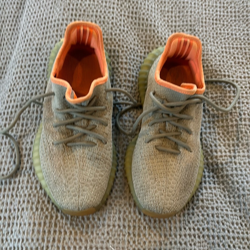Grey Yeezy size 6. Used. No original box. I bought from Goat.
